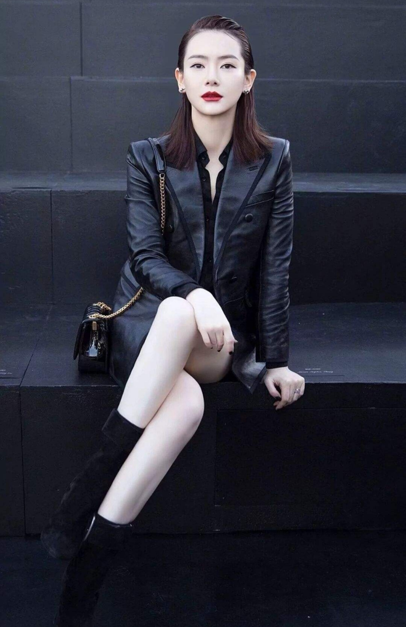 戚薇,或者"7v",非常酷飒风格的一位演员,有着非常高挑的身材曲线,演技