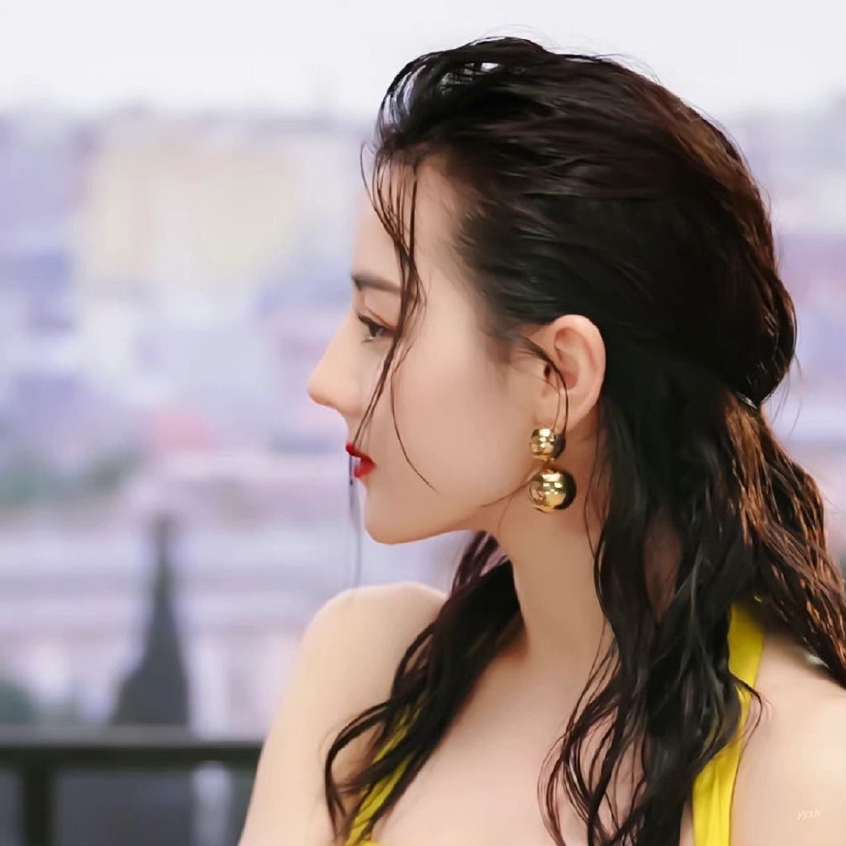 组图：迪丽热巴湿发造型写真释出 穿修身黄裙搭同色高跟鞋好迷人第4张图片