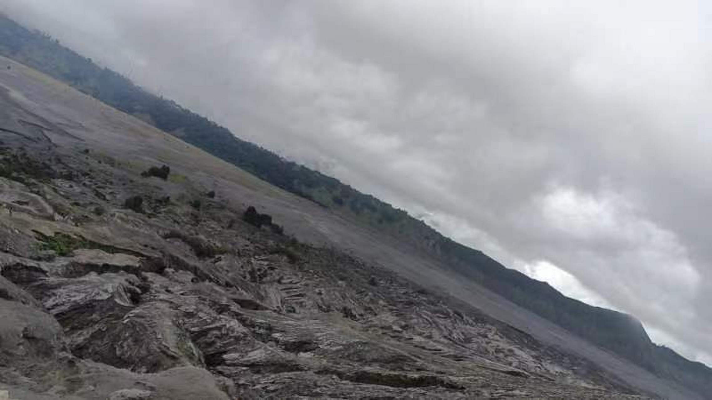 布罗莫火山,位于印度尼西亚爪哇岛东部,海拔高度2329米,火山口的南北