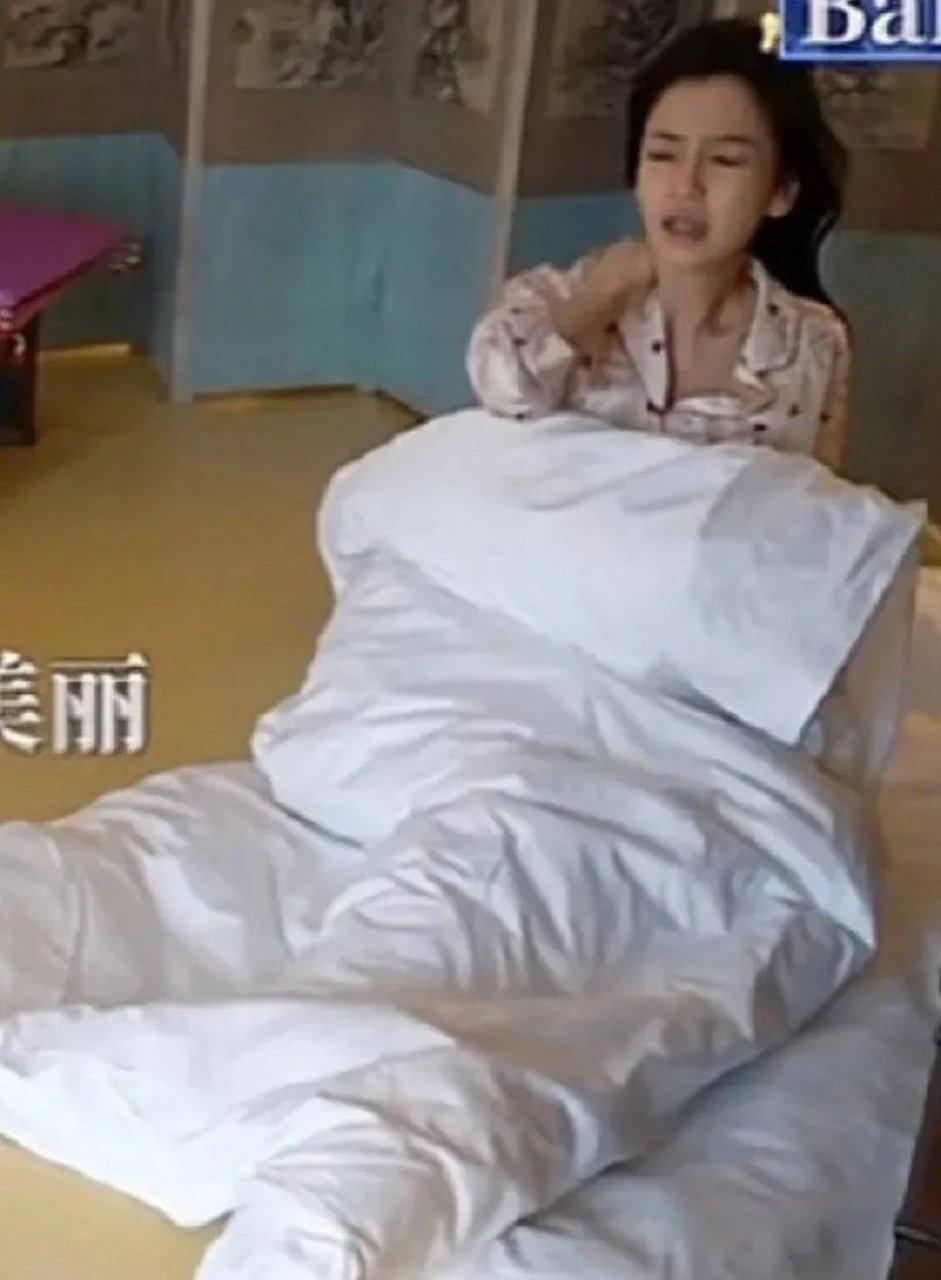 angelababy睡落枕的样子,白鹿没睡醒的样子,太真实了,就这么素颜出镜
