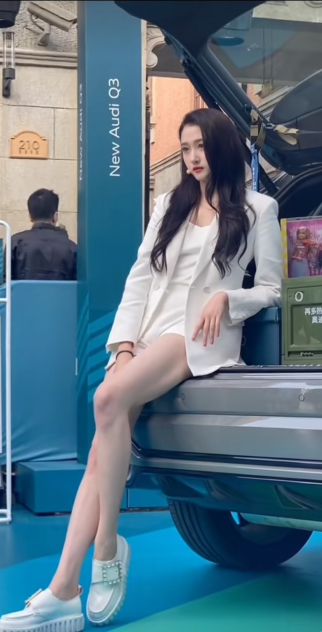 关晓彤白色西装造型,全是腿还不好看啊[捂脸]评论区太可怕了,羡慕嫉妒