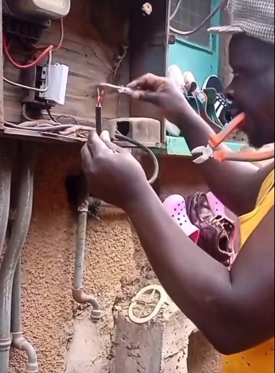 印度电工干活,没有技巧全靠手熟