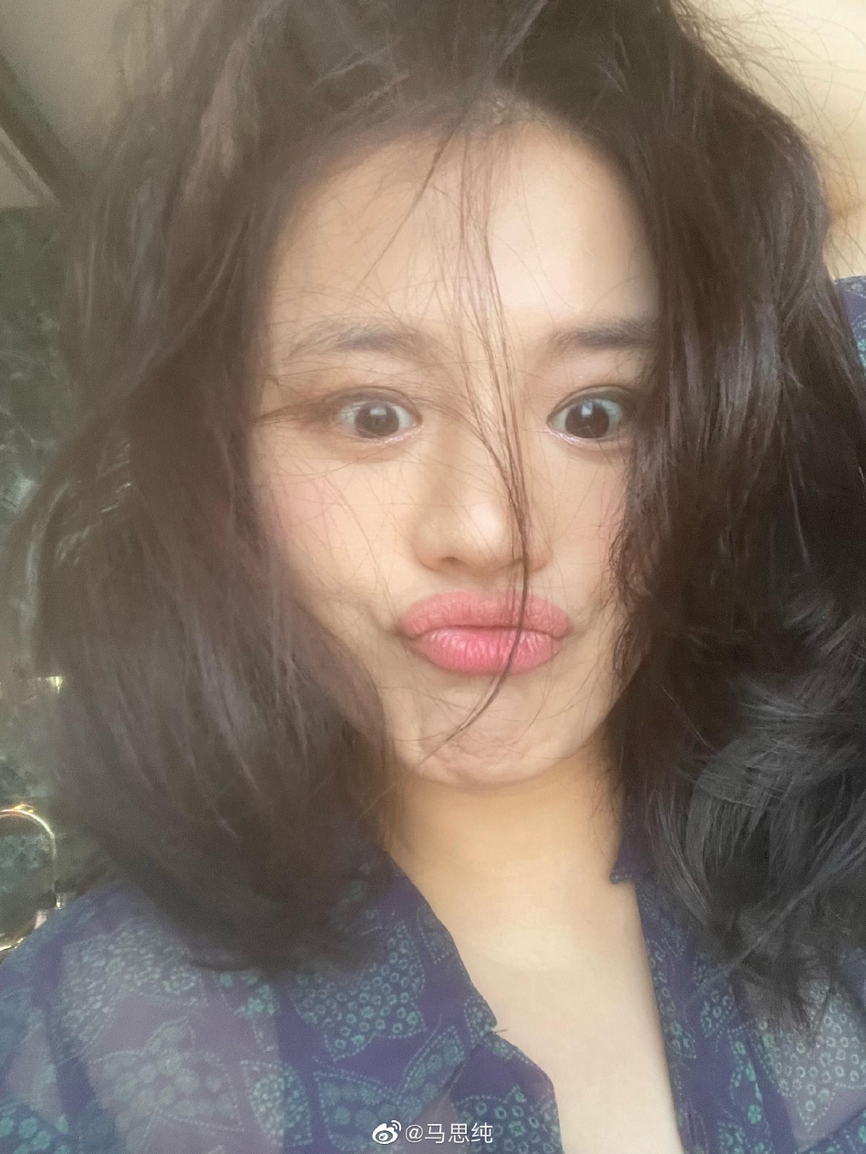 组图：马思纯分享夏日好心情自拍 长发蓬松面露甜笑嘟嘴搞怪第1张图片