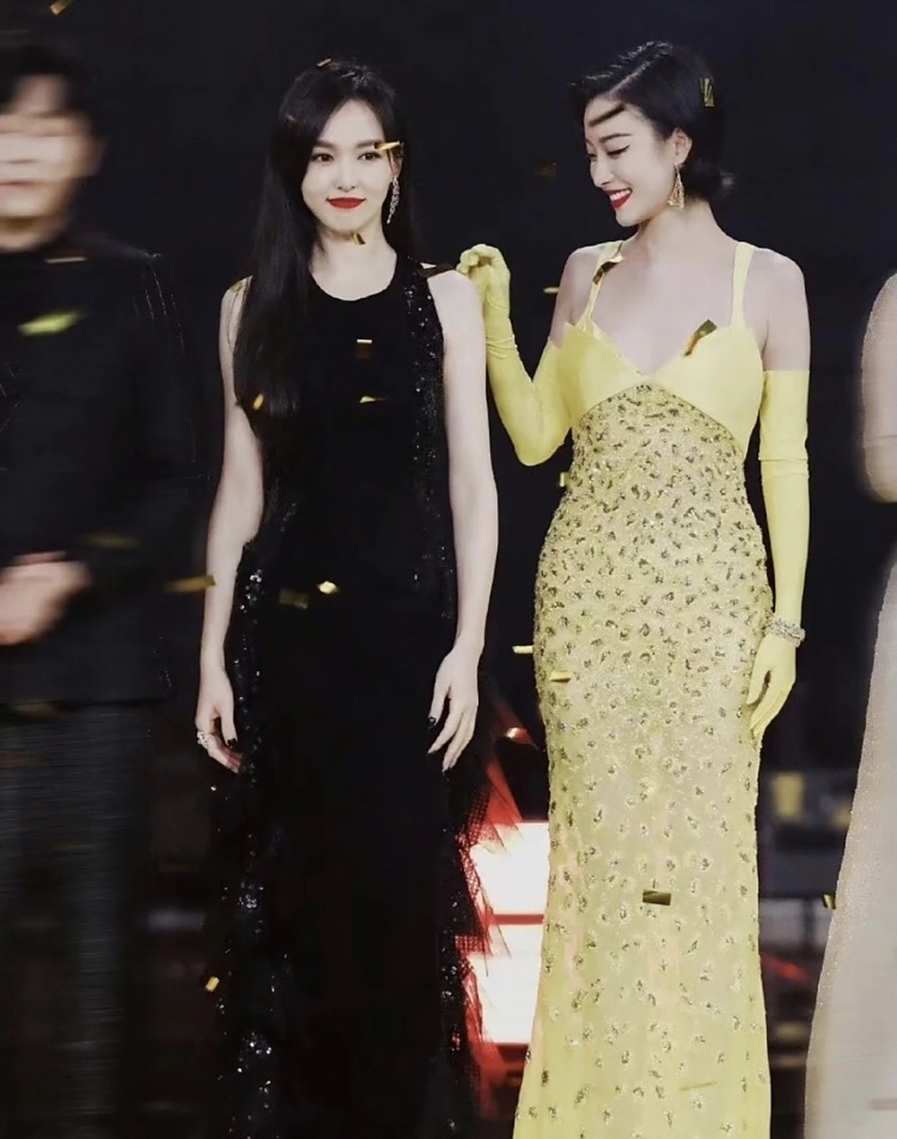 唐嫣倪妮2021年微博之夜合照,两人都是四肢修长又比例极佳的大美女呢