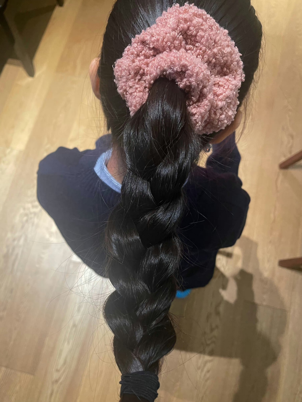 邓超帮女儿扎辫子# 关于给小花妹妹如何扎辫子,是一部"连续剧"哈哈!