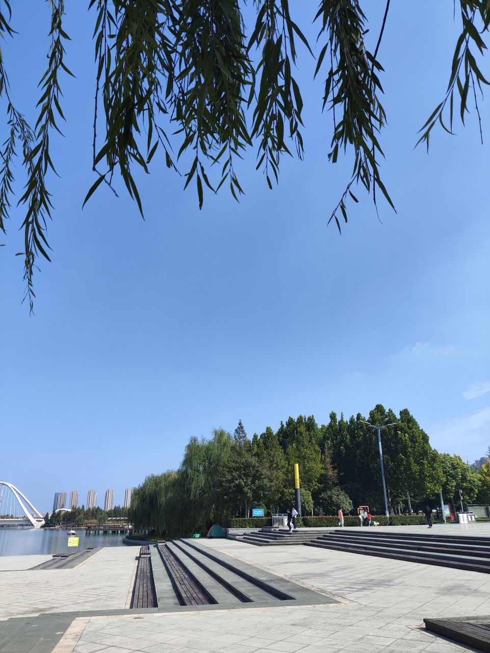 公园门口,热闹非凡,许多摊贩,吆五喝六,以一种特有的方式迎接游客.