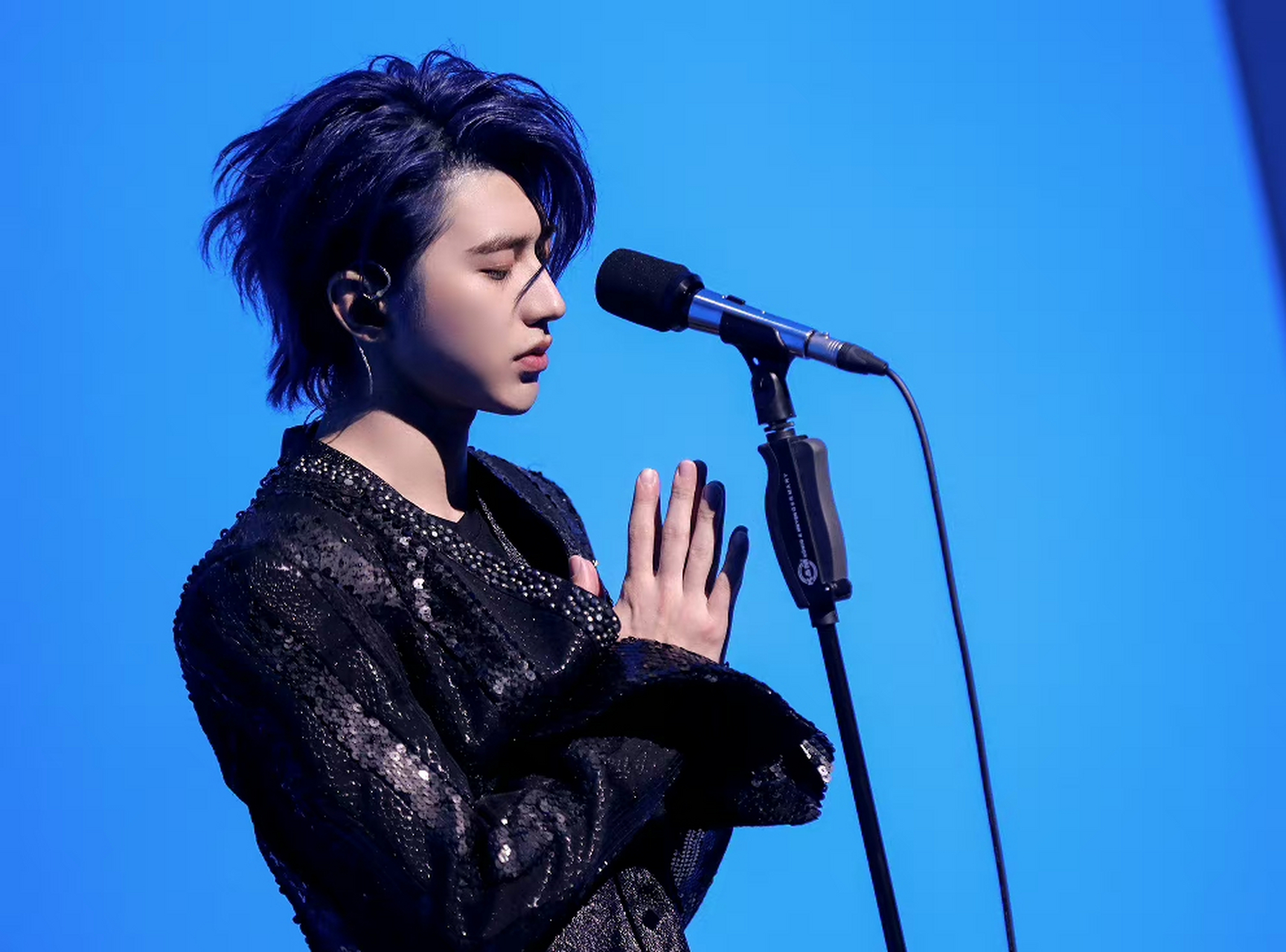 蔡徐坤终于回应了,说的确与c女士的确交往过,两人的事也在2021年解决