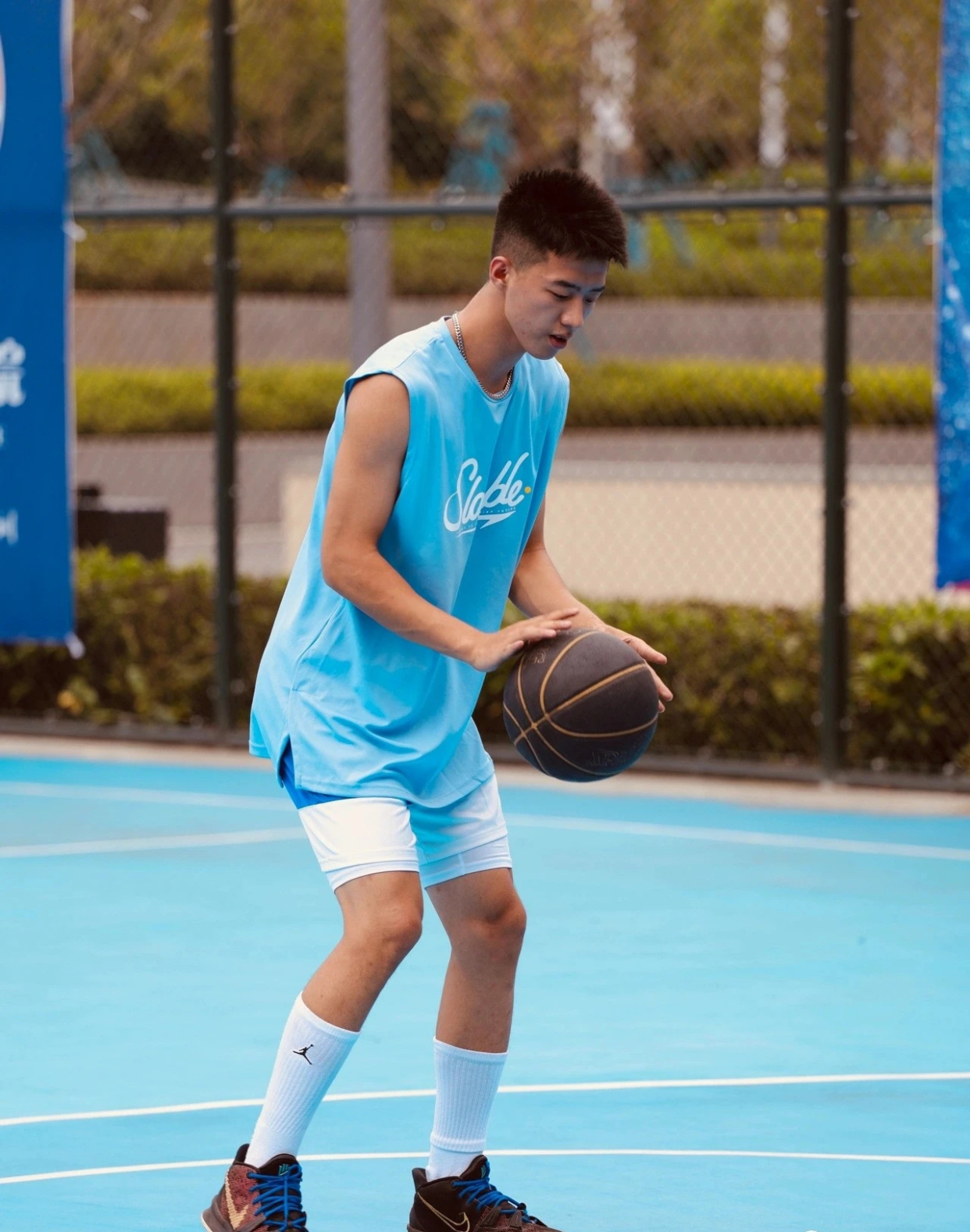 四川师大00后篮球体育生,阳光下光着膀子流汗打球的样子真帅!