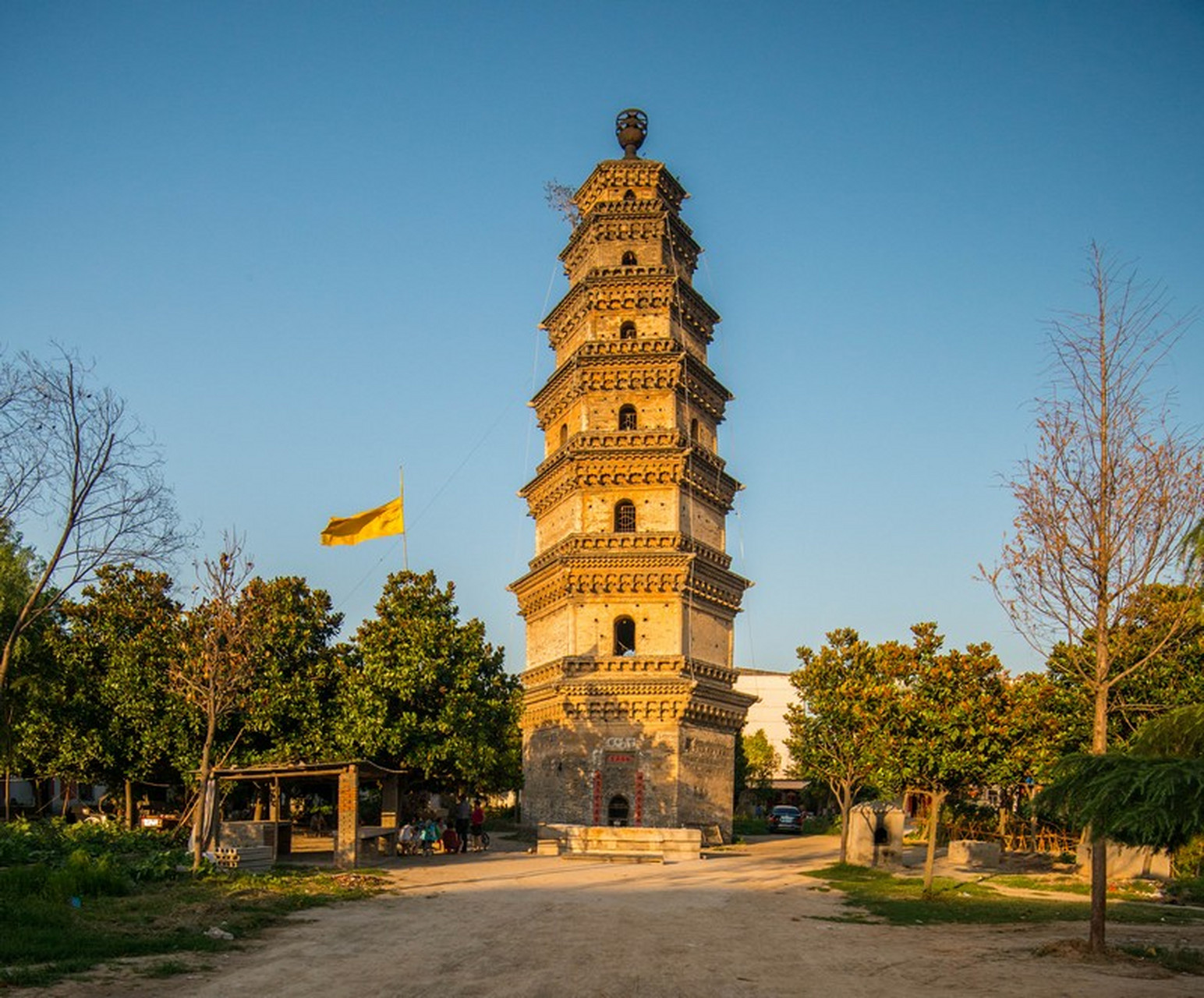 笔尖上的家园17:宋代古塔,西平宝岩寺塔 河南西平县城中心矗立着一座