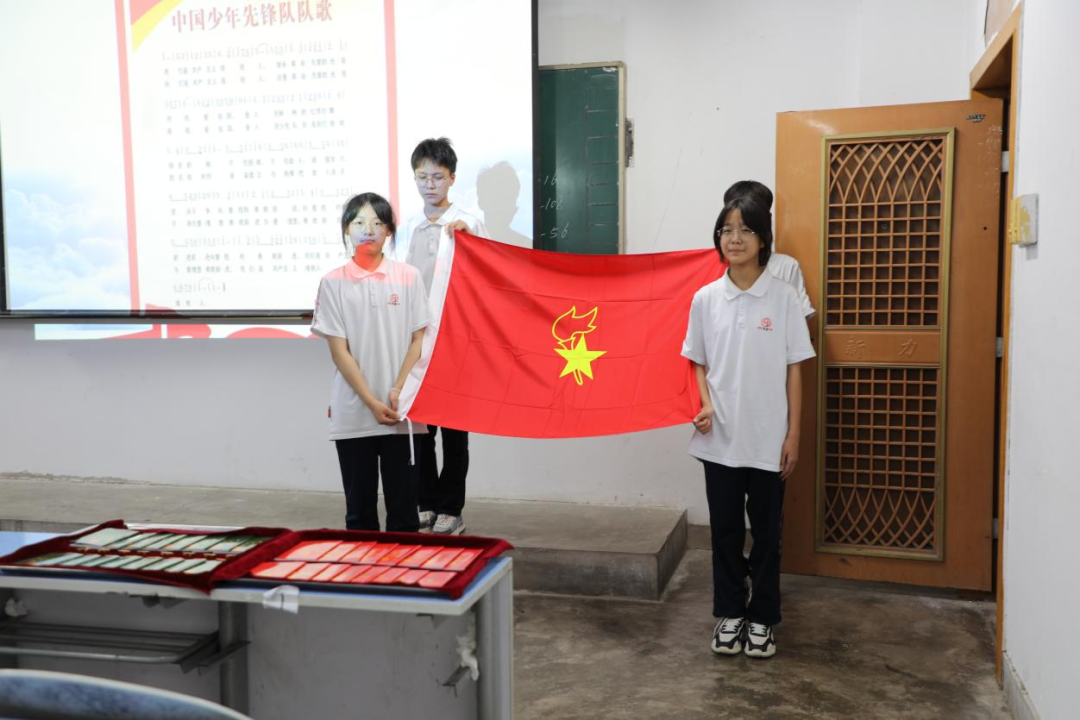 西安思源中学举行八年级入团暨退队仪式