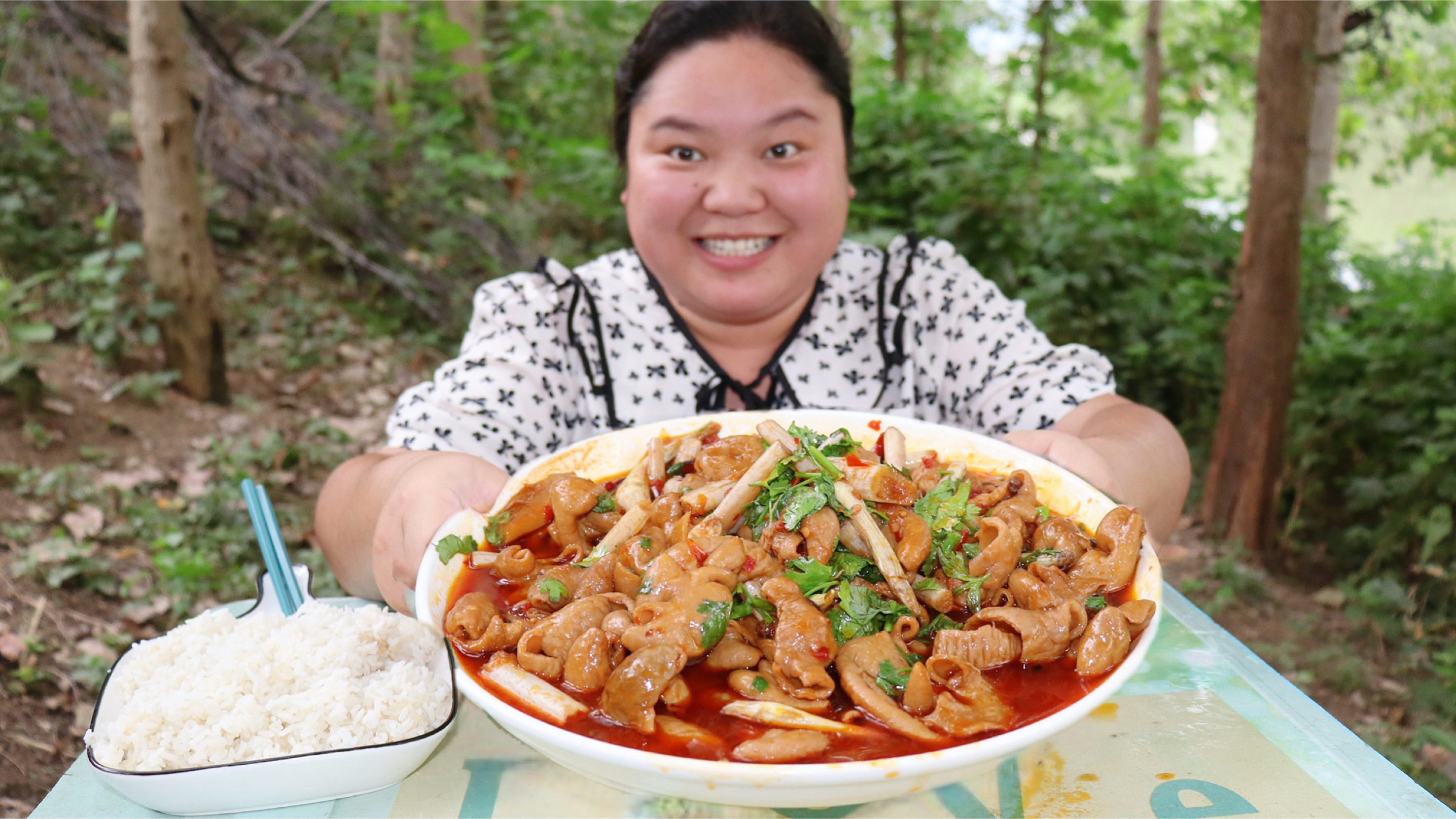 3斤肥肠做红烧,配上藕尖,下饭没得说