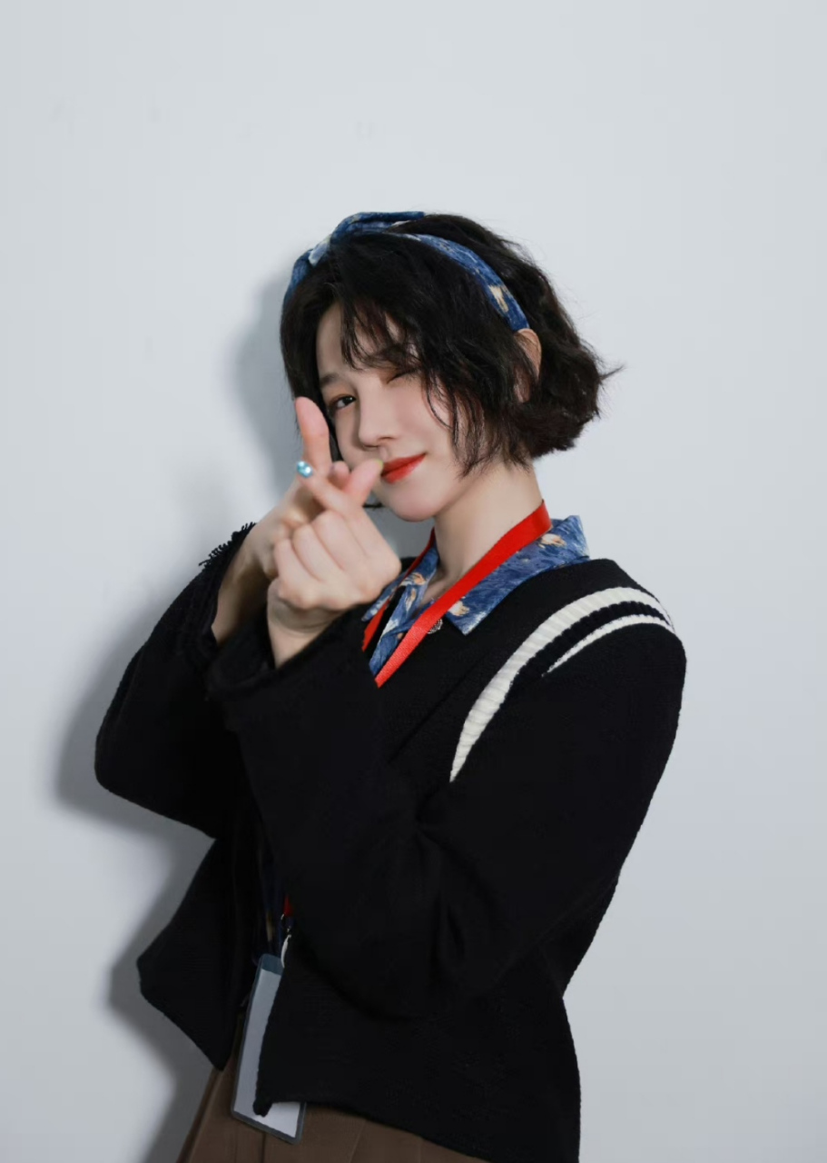 陈小纭参加《薄冰》宣传活动,短发精致似洋娃娃.