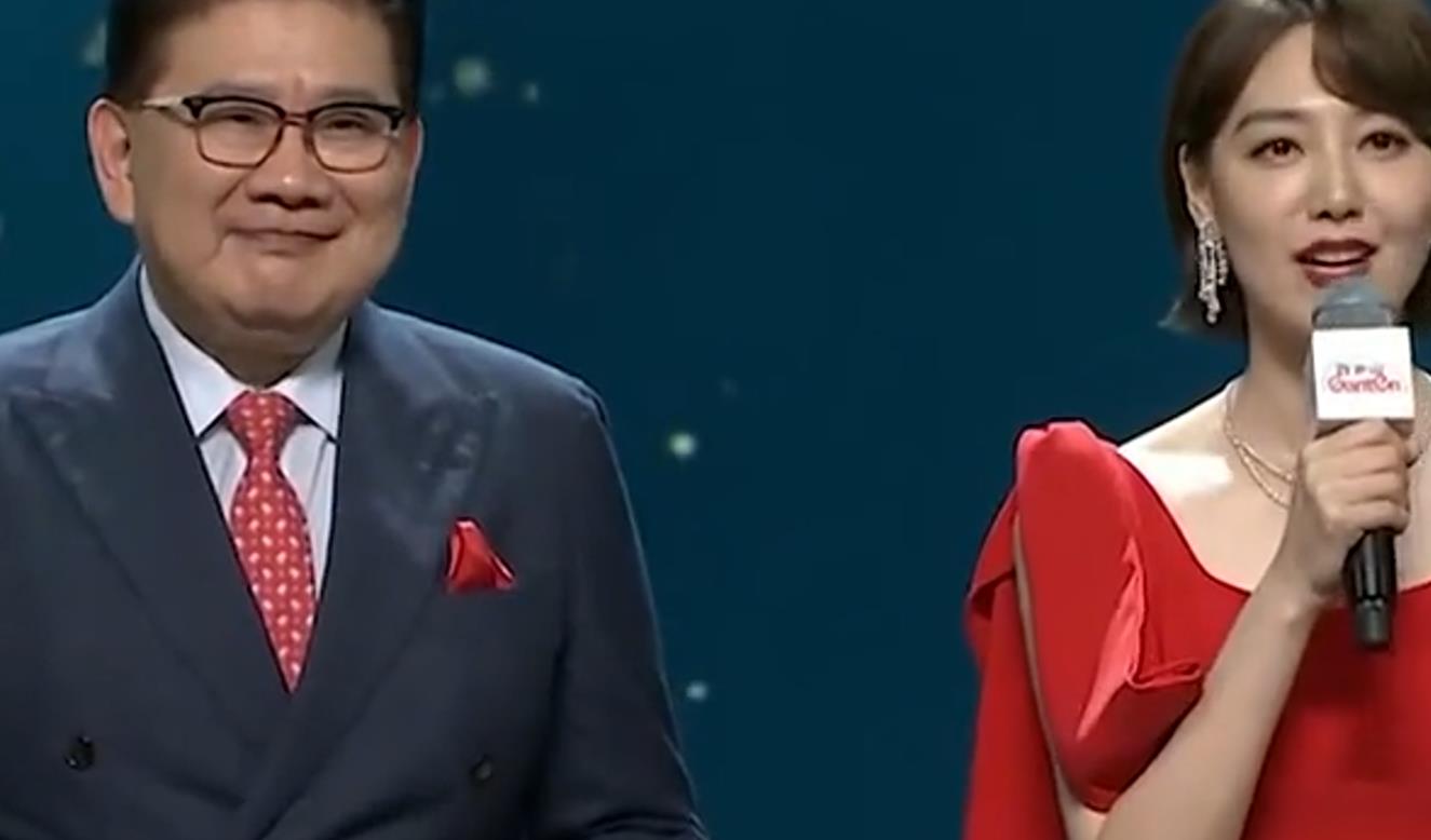 东方卫视主持人再次翻车,年轻主持人全程笑脸,获奖嘉宾尴尬难忍