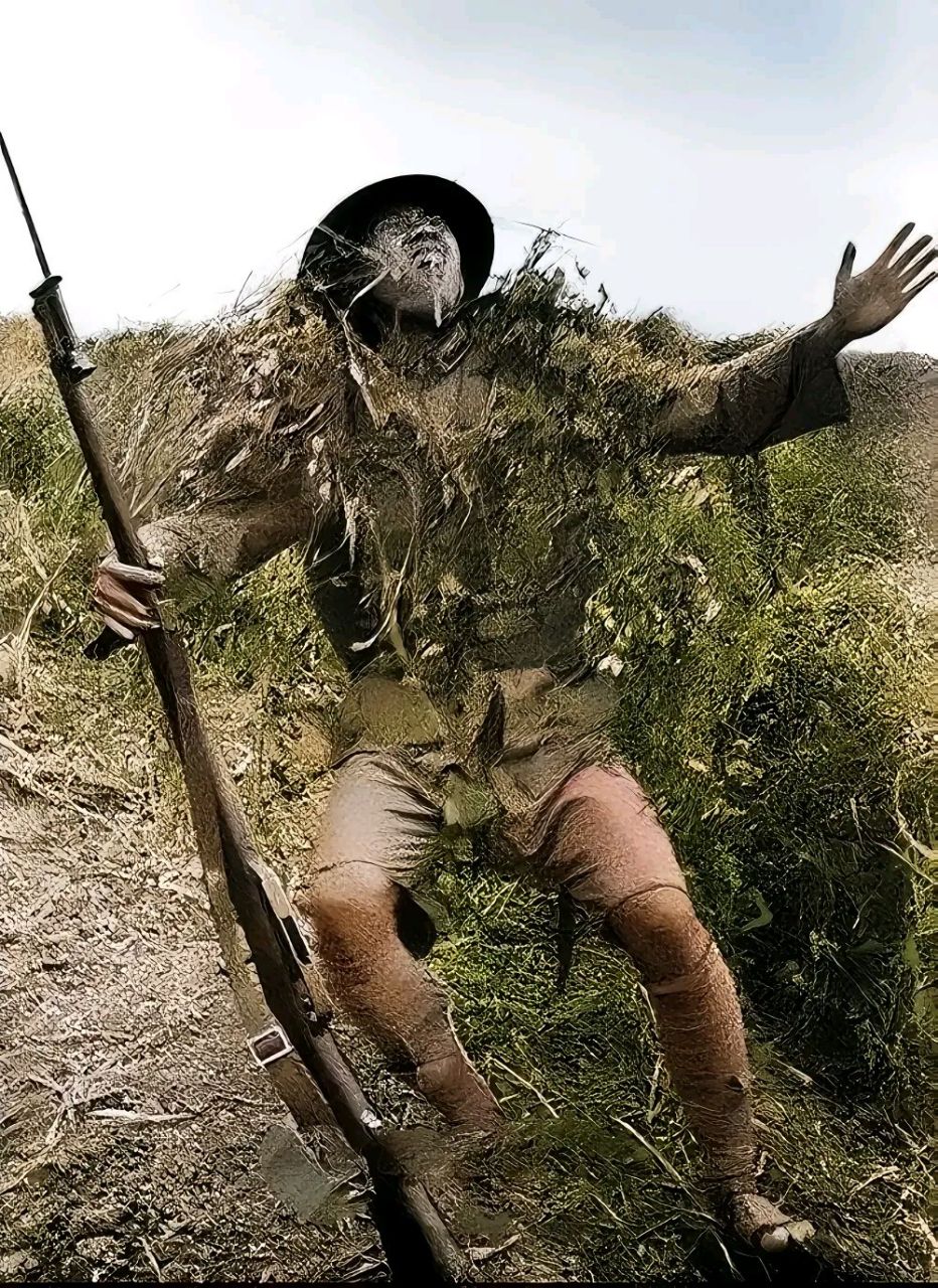 1938年徐州会战中,一名国军士兵,中弹倒地的一瞬间,尽管他身披杂草