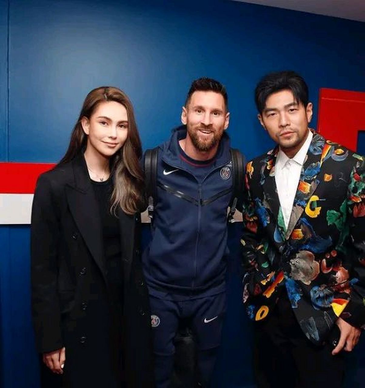 值得注意的是周杰伦脸上胡子拉碴,变化好大.