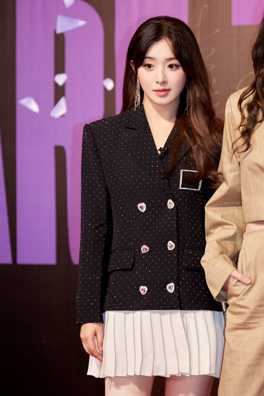 张含韵造型好仙# 张含韵黑色西装外套77白色百褶裙,姐姐好漂亮