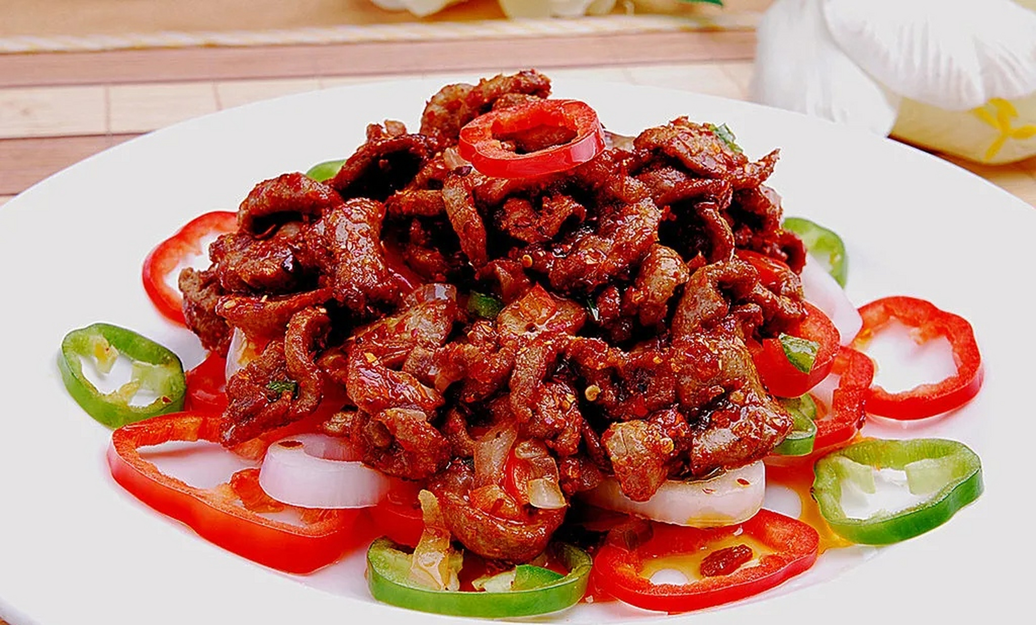 孜然羊肉是一道经典的西北菜,以其独特的香气和美味而闻名.