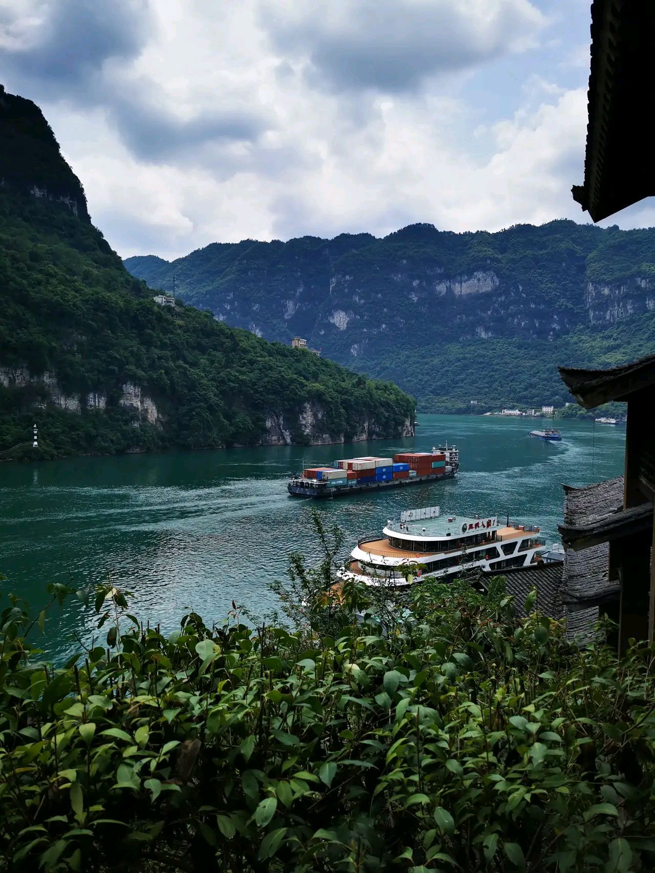 一肩挑两坝,一江携两溪