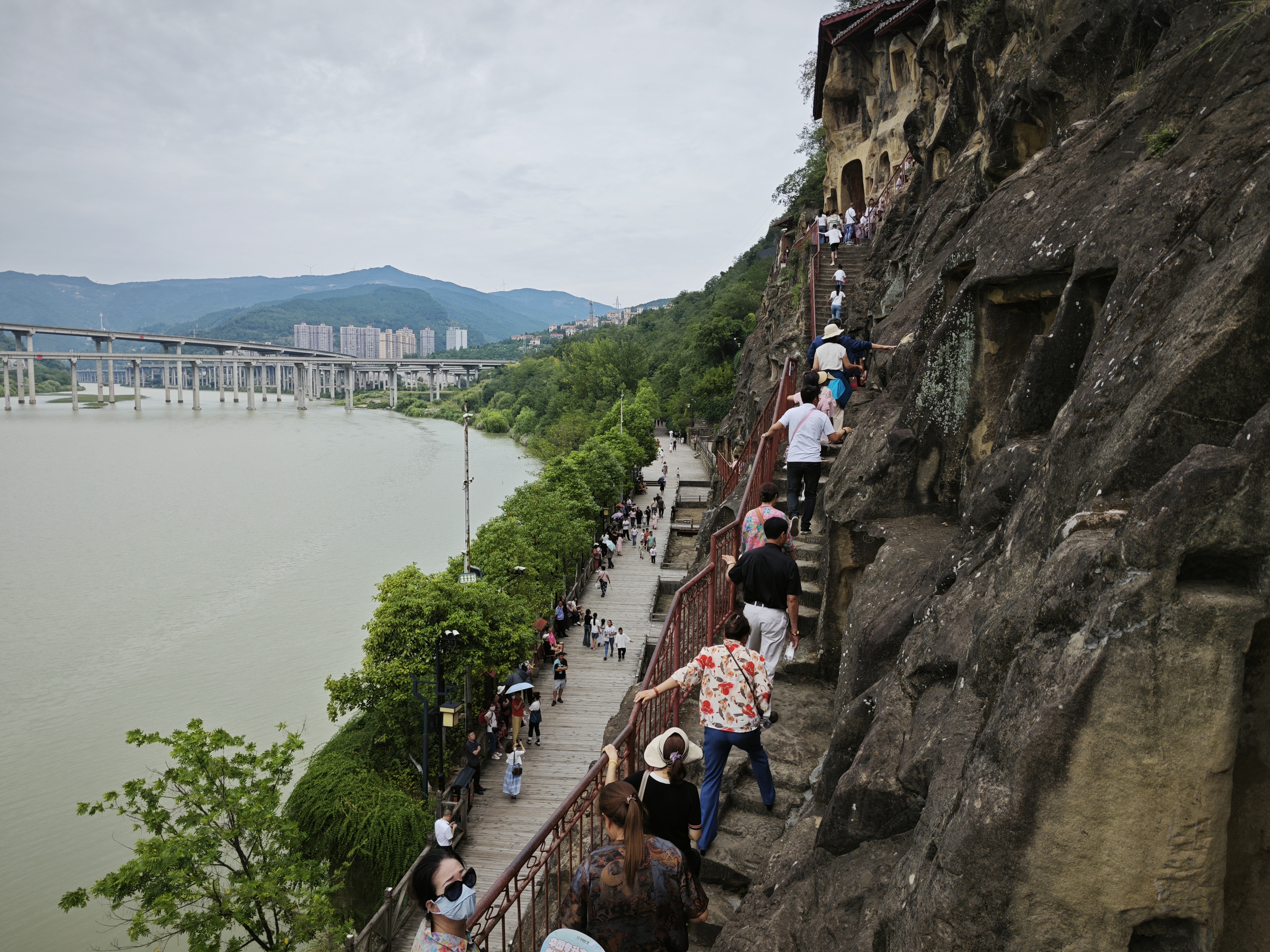 广元千佛崖景区,绝壁之上的壮观景象