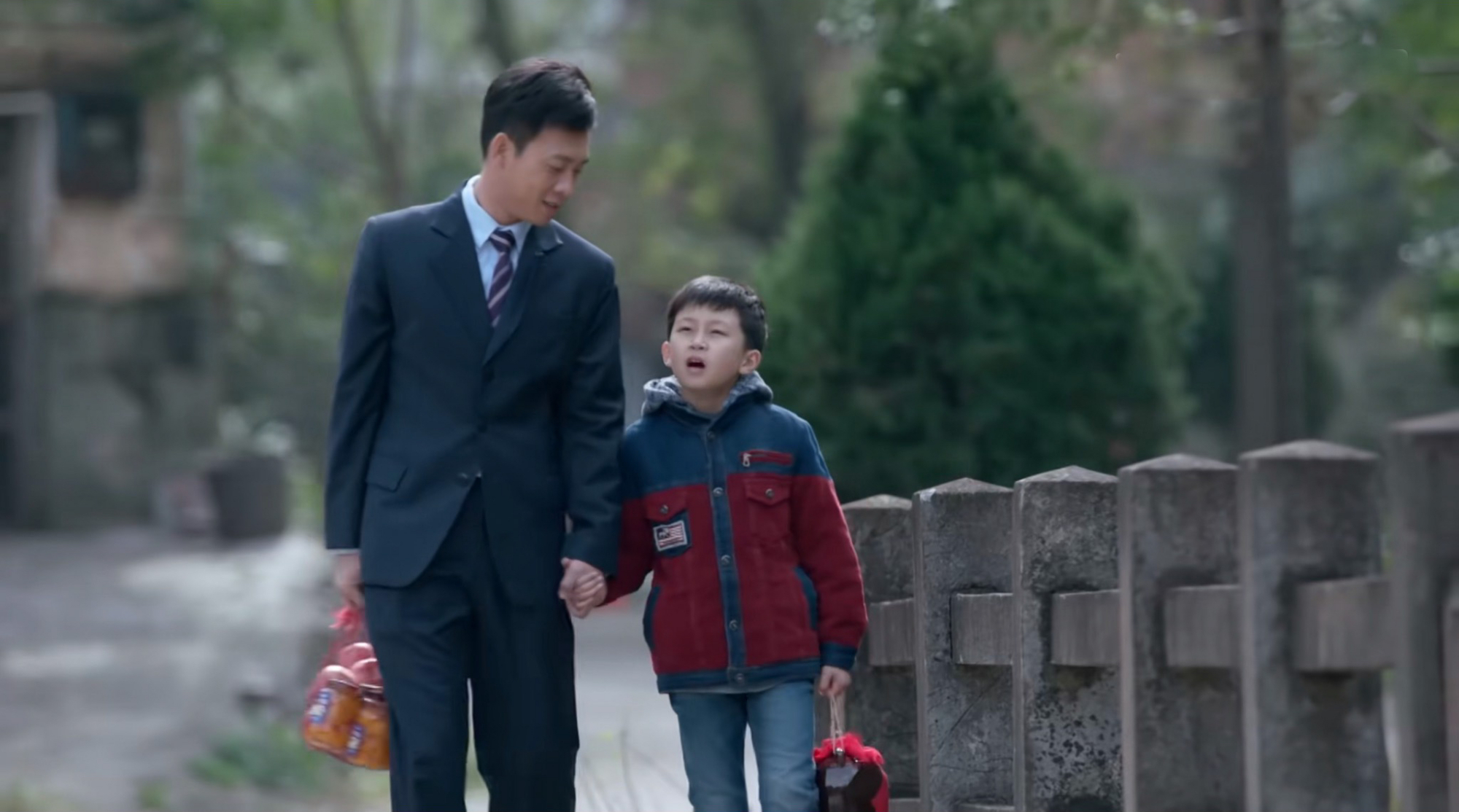 《鸡毛飞上天》作为陈江河的儿子,王旭和陈路从小就有差别