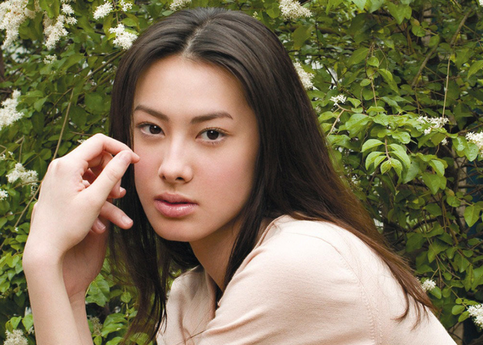 梁洛施的面相贵气逼人,生三子仍未嫁入李家,如今与儿子亲密无间