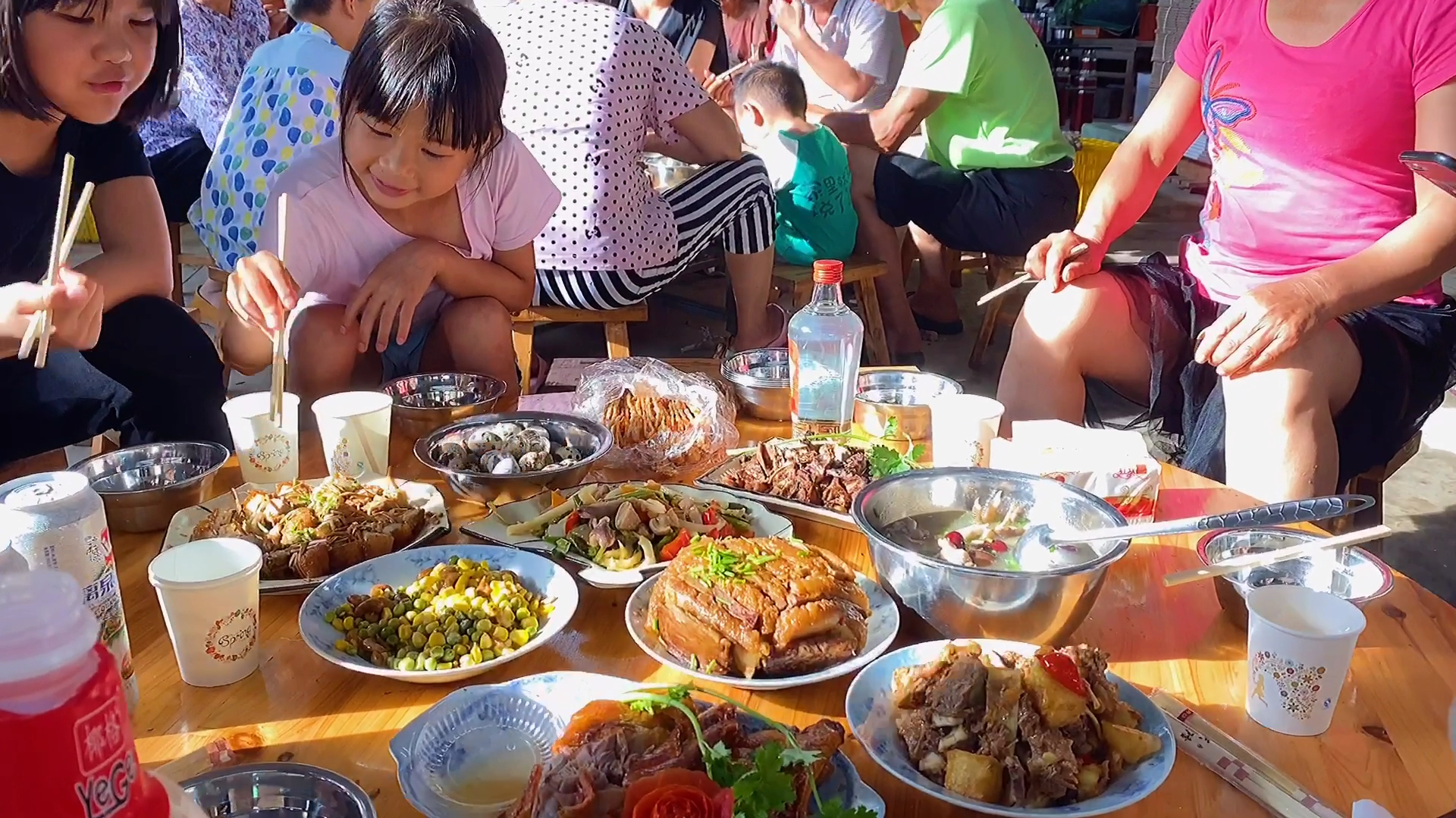 炮哥带老婆吃满月酒,大家看好丰盛,广西人应该都知道有什么菜?