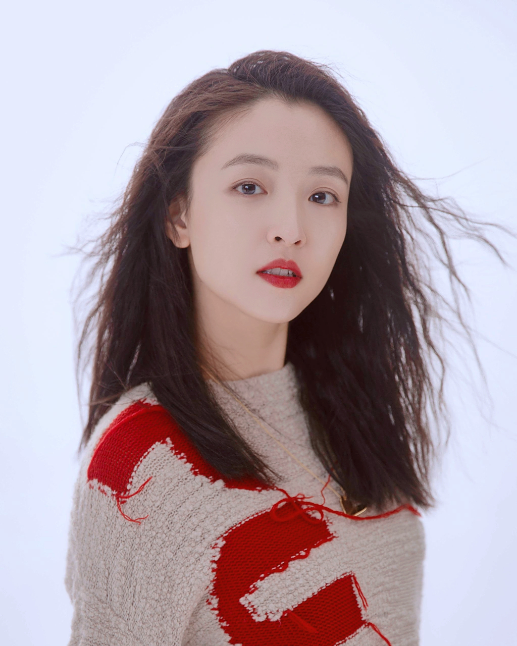 吴倩《乘风破浪》之旅:从小心翼翼到闪耀的蜕变  自从吴倩参加《乘风