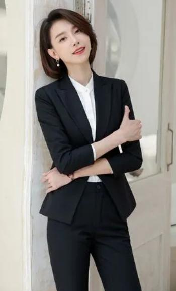 女士西装宽松还是紧身?