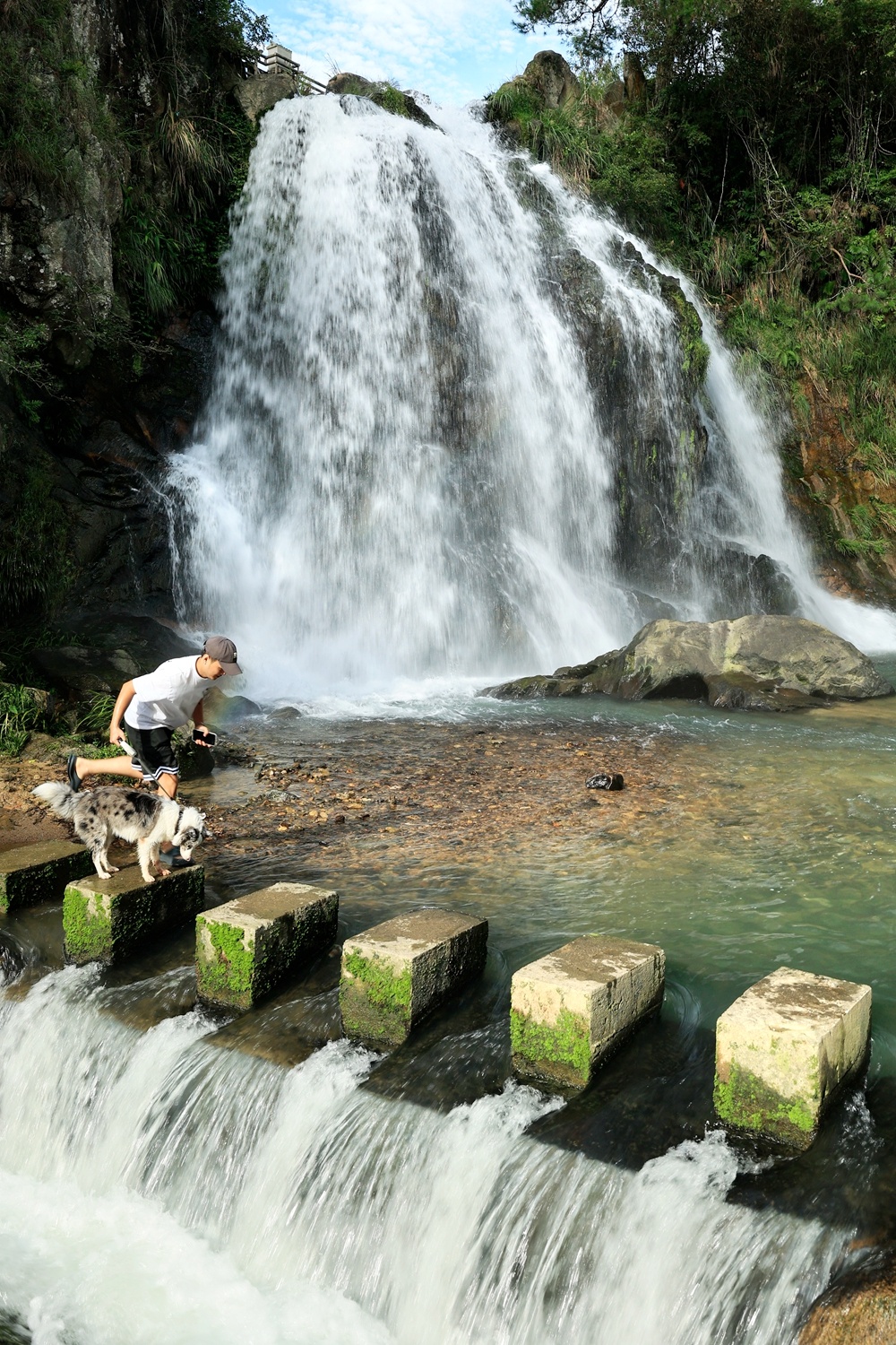 位于泉州安溪县大坪乡的五狮岩瀑布,现在正是丰水期,很好耍.