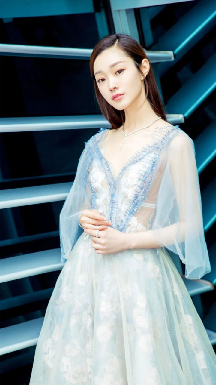 宋轶穿着一袭纱裙, 令人感受到她的轻盈和柔美, 展现出优雅的气质.