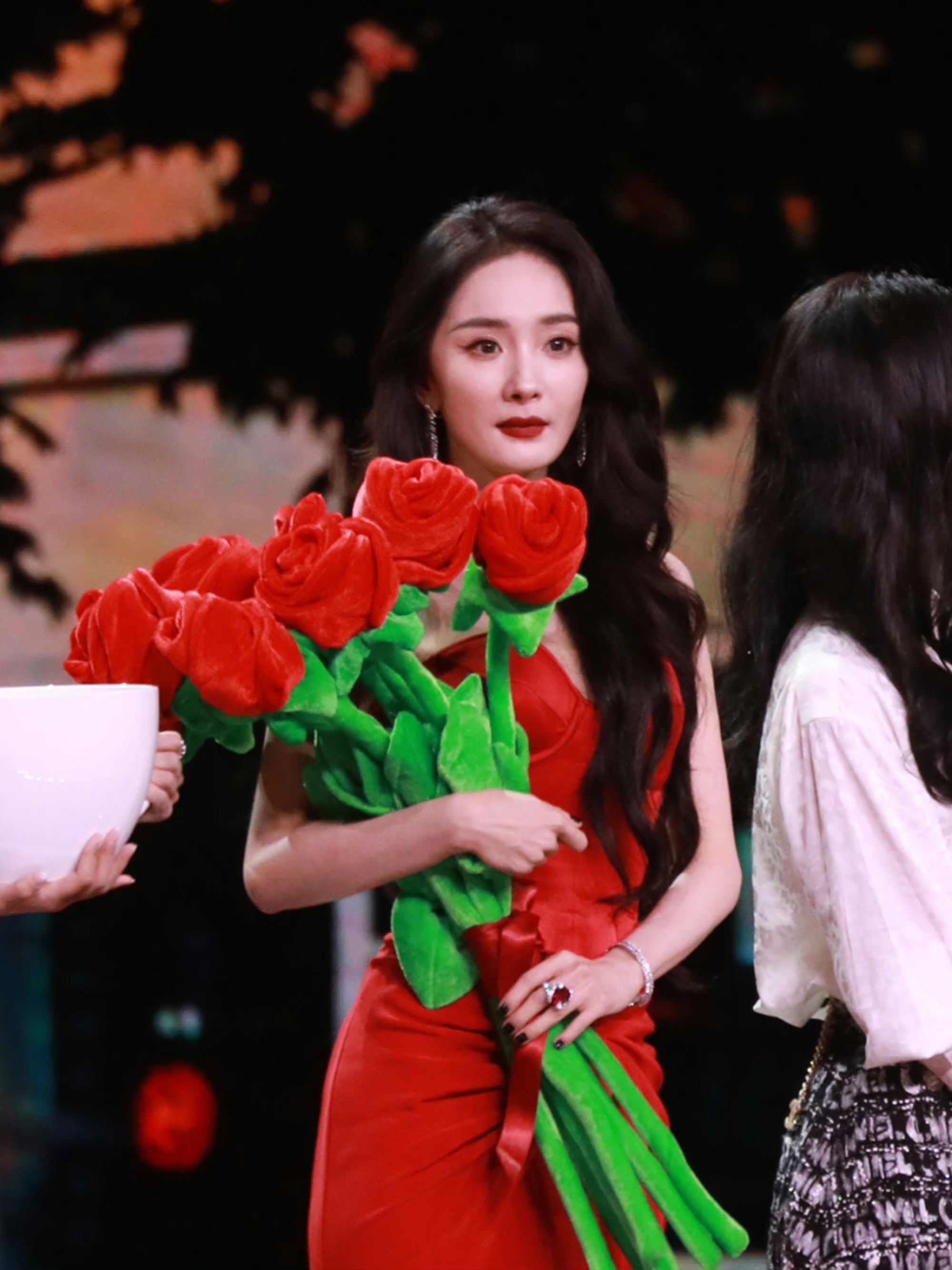 杨幂微博之夜生图 没见过杨幂本人的不会懂我姐有多美