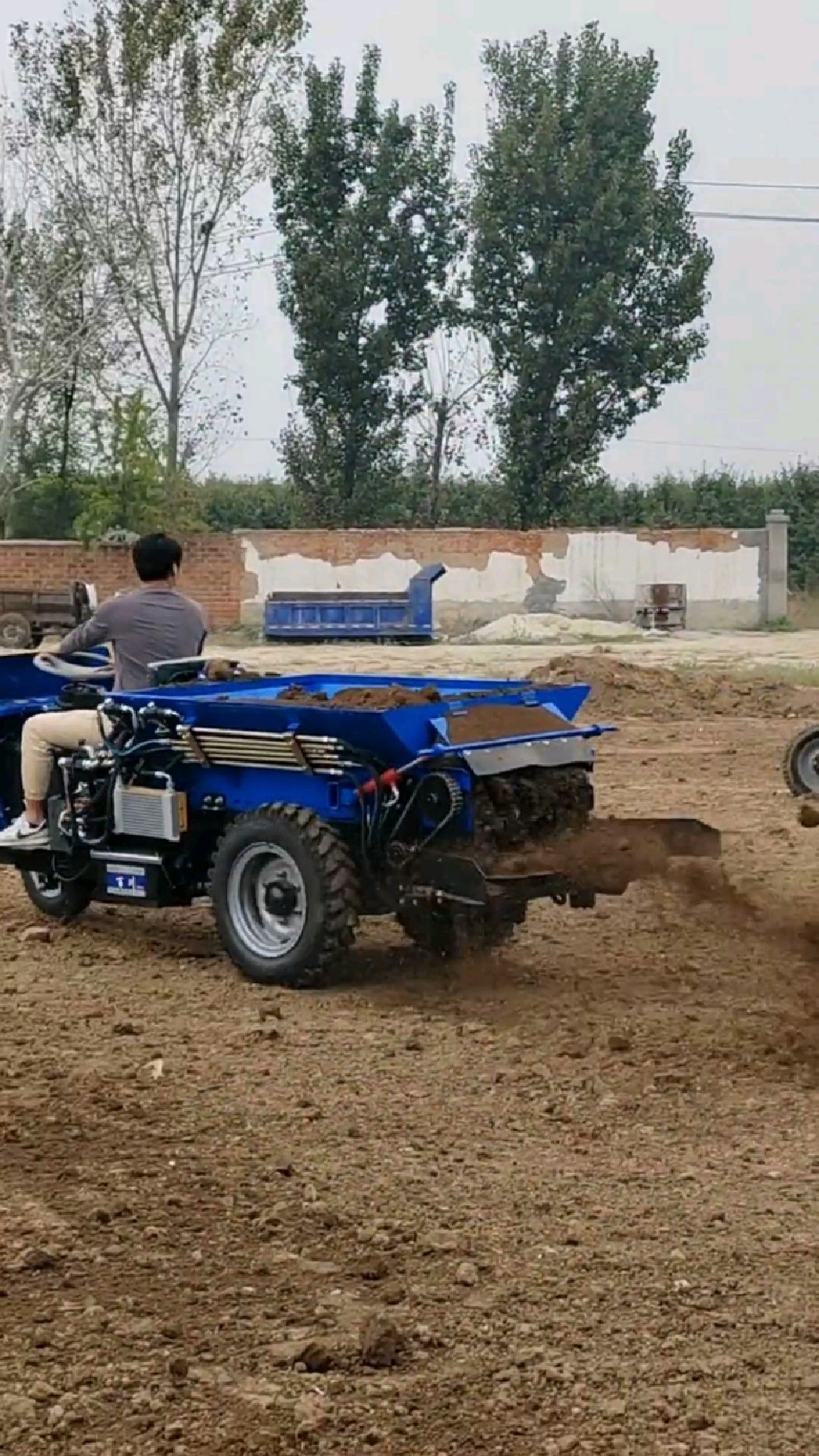 你家果园大棚施肥撒粪发愁吗?一台撒肥撒粪车搞定难题