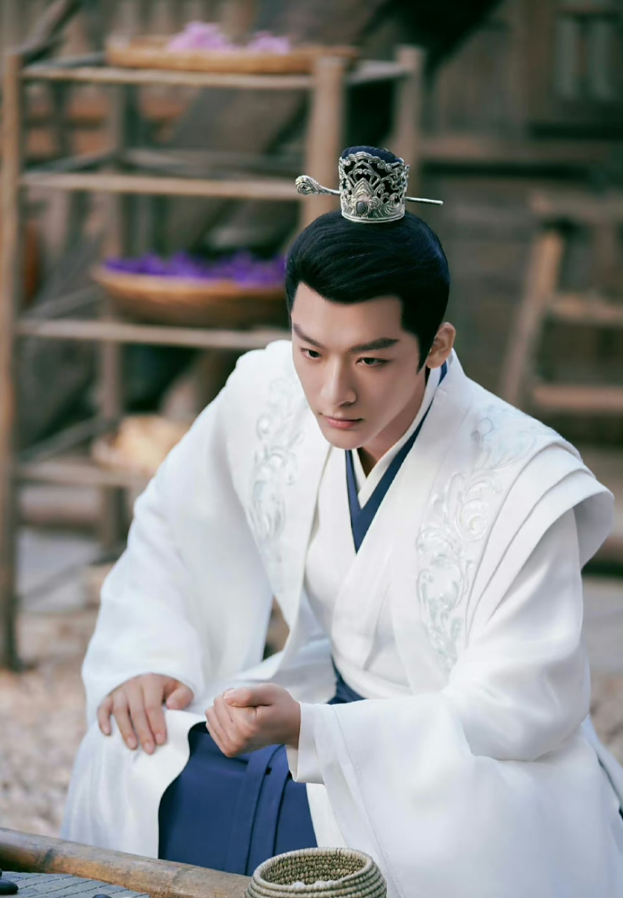 张晚意小时候真的好像"甜妹儿",粉色的裤子,小动物的衣服,完全是被