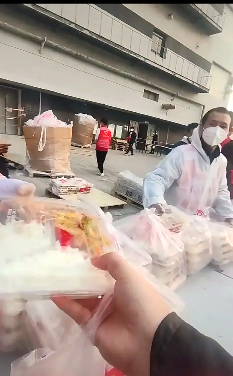 有疫情发生了,不让员工吃堂食了,员工在外面排队领盒饭和一瓶饮料