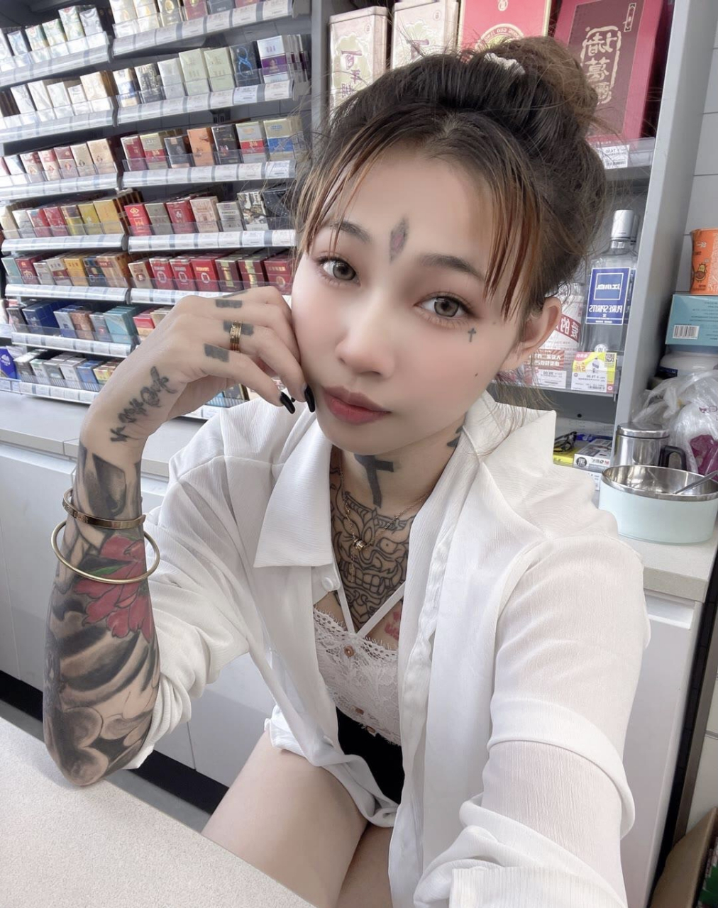 第一个洗的纹身是天眼,现在已经有清洗痕迹了.