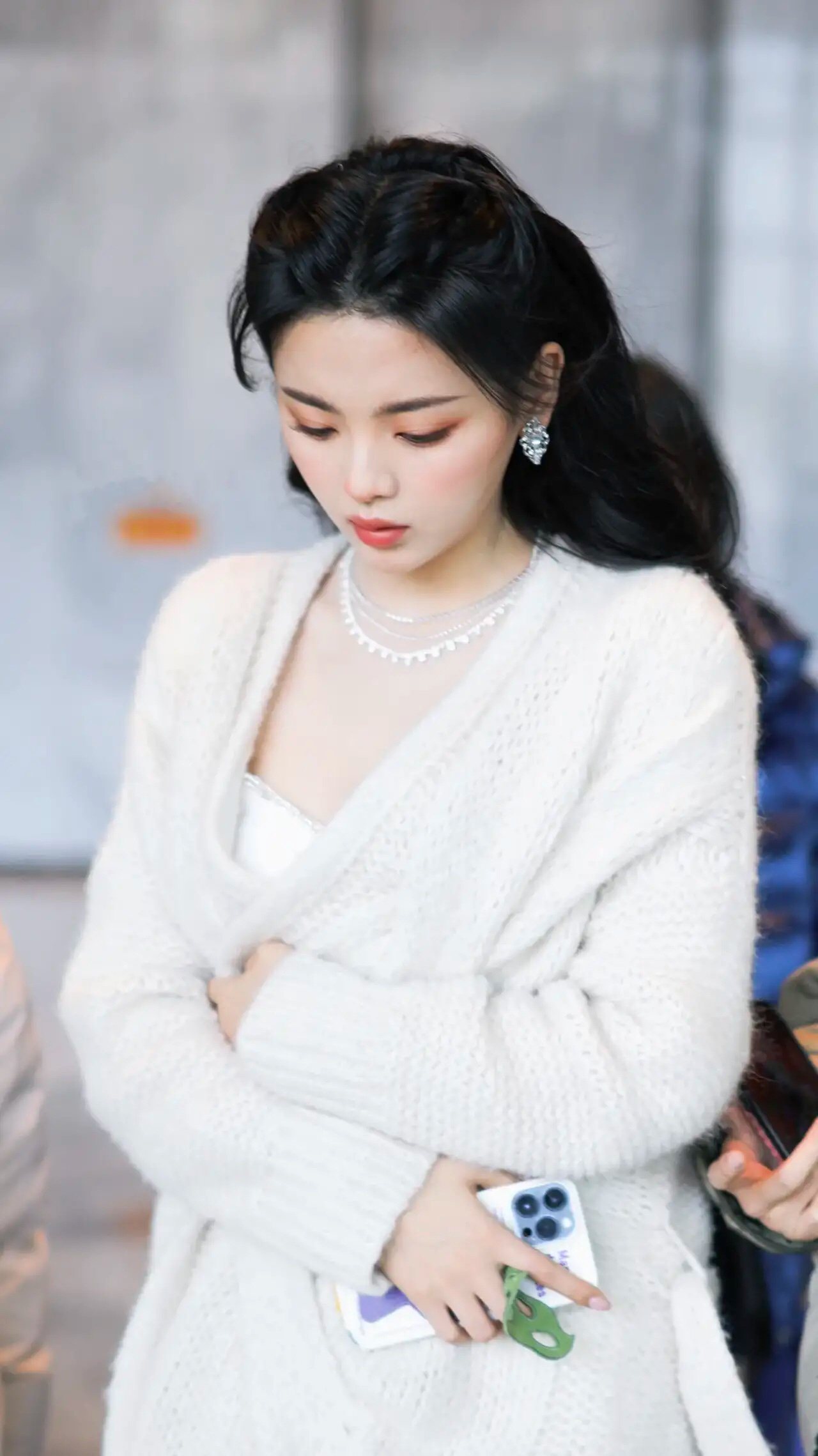 杨超越白色针织衫搭配长发公主头造型,这样的私服穿搭美出圈了
