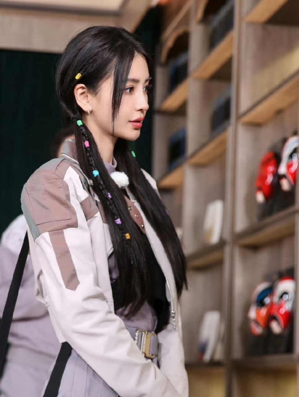 angelababy奔跑吧第十一季马上开播,录制现场的她还是一副小女生模样