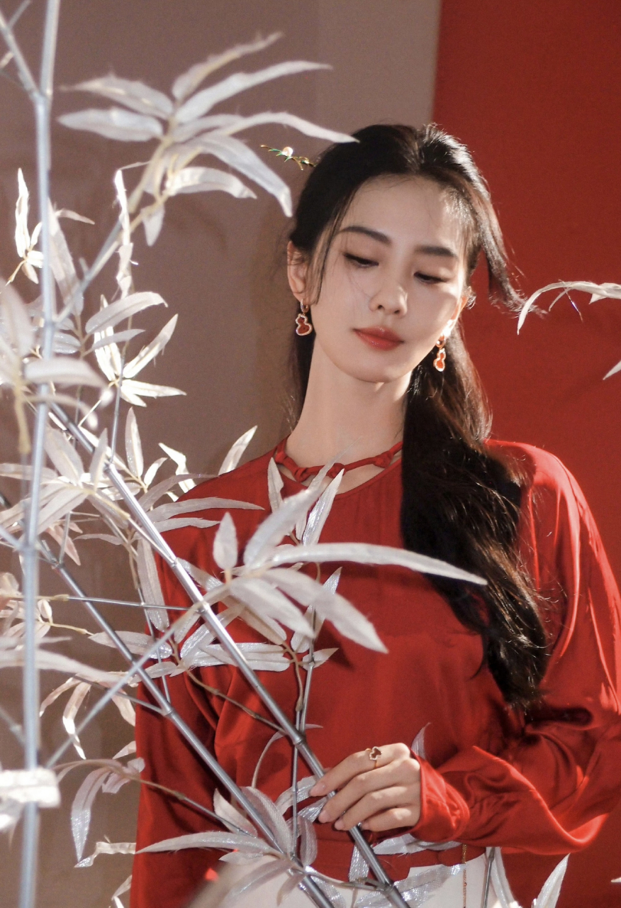 美女# 刘诗诗红色新中式穿法,人美穿什么都好看啊.