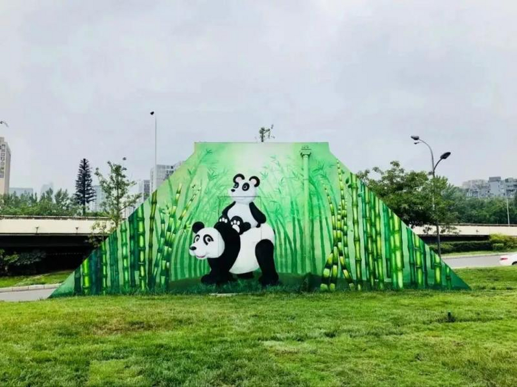 天府公园城市生活美学# 成都熊猫体育公园:整个园区内绿草如茵,空气