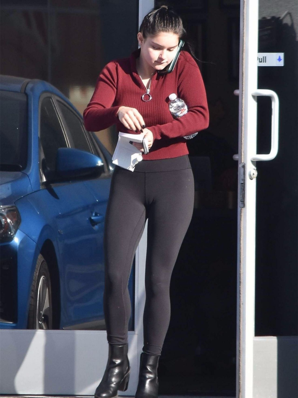 街头休闲的阿芮尔·温特(ariel winter)