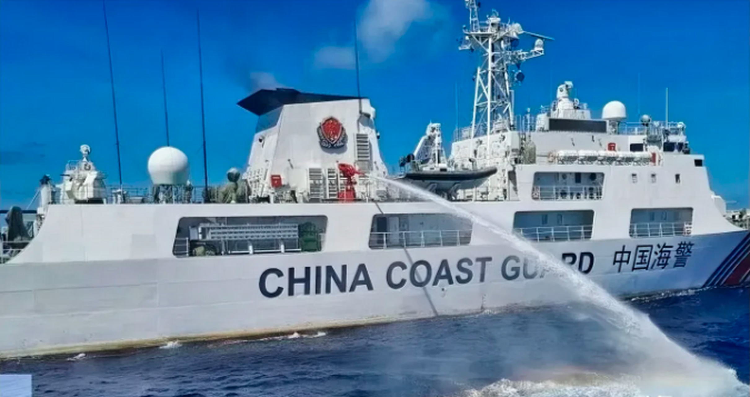 被中国海警的水炮赶跑后,菲律宾军方向外界公开叫嚣