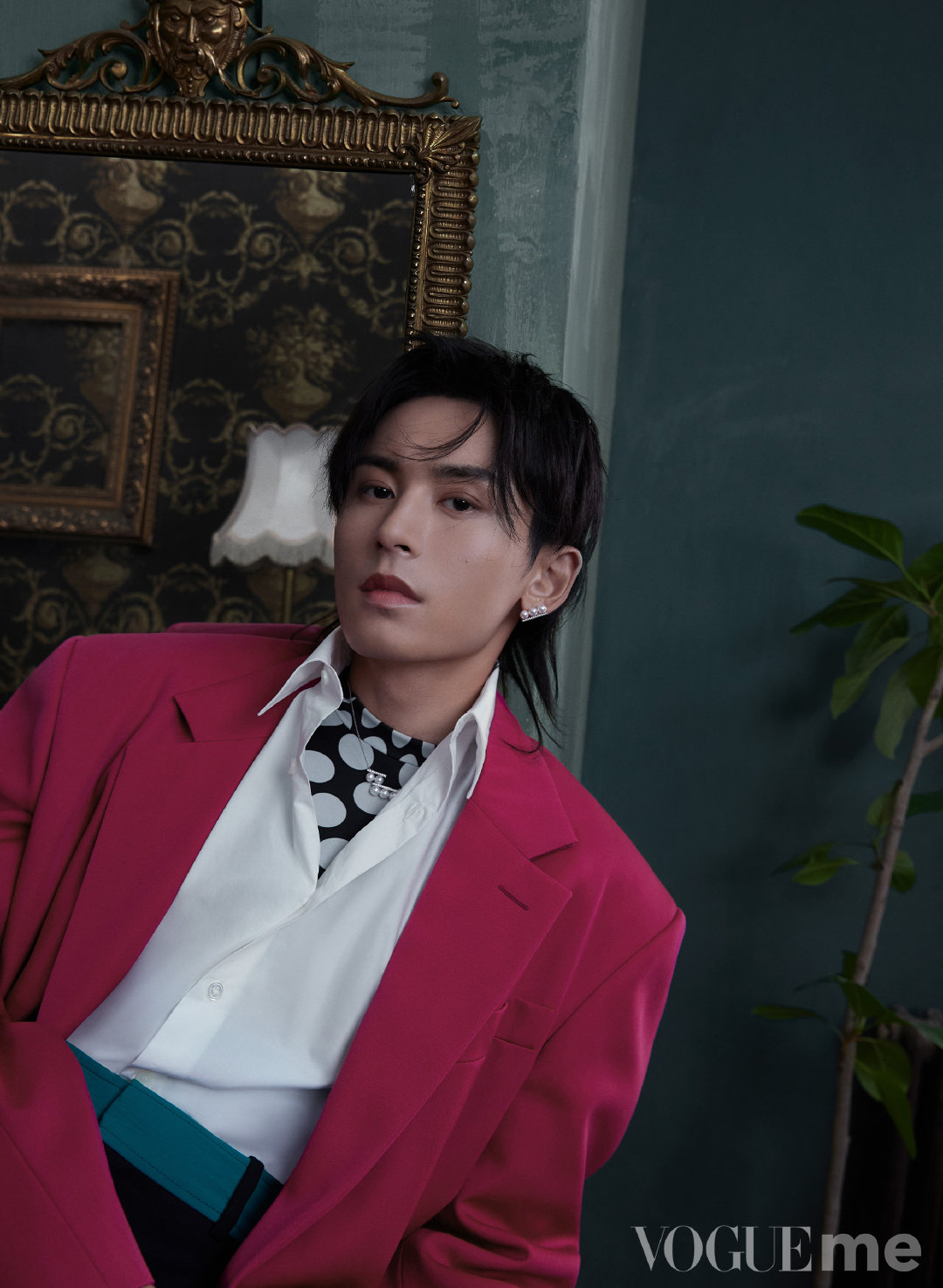 张哲瀚 vogueme六月刊封面大片,各式西服搭配珍珠配饰,精致时尚