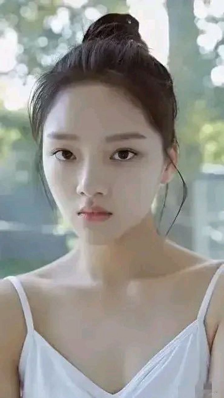 原来任敏和刘浩存都是北京舞蹈学院附中10级中国舞b班的同学,后来任敏