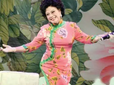 《我爱你》火热上映后,81岁卢秋萍引网友热议,和丈夫恩爱非常!