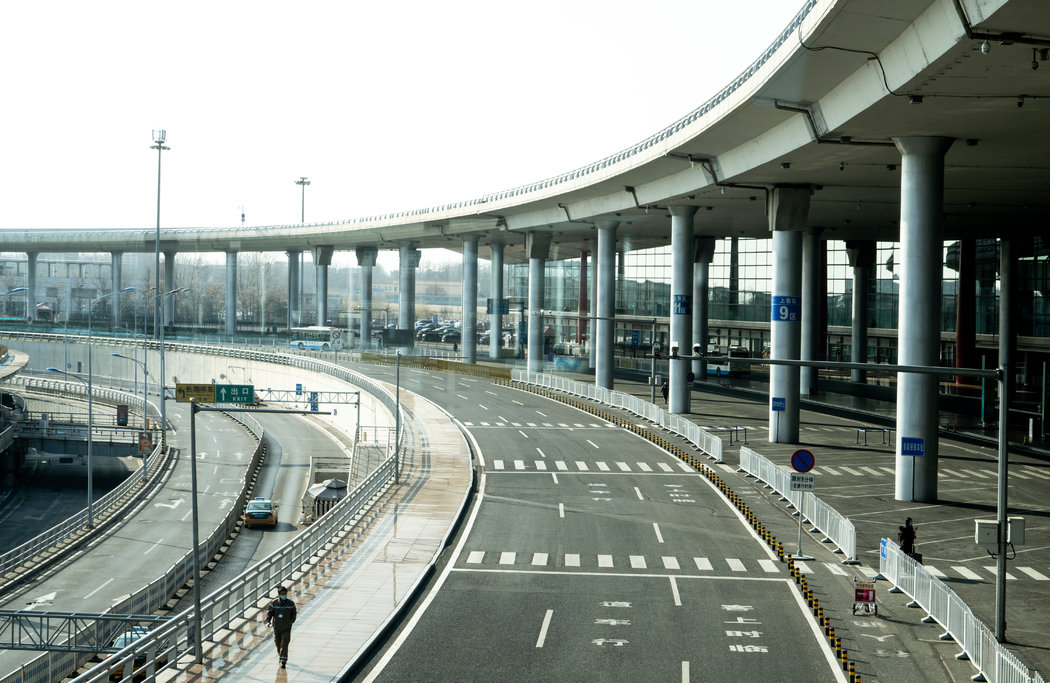 2020年2月,北京首都国际机场外,往常拥堵的通道如今几乎空无一人。