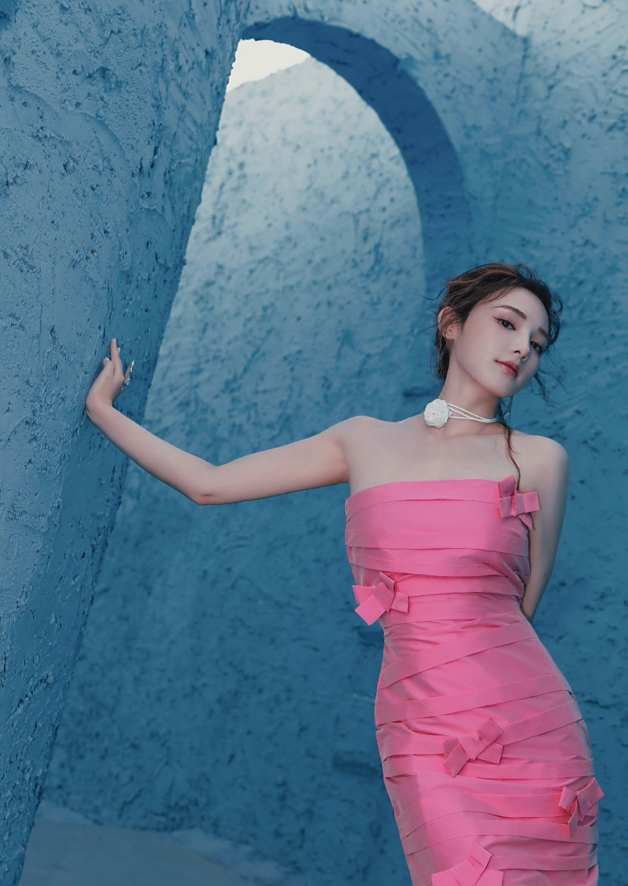 彭小苒一袭抹胸粉裙,搭配简约盘发,身姿曼妙,妩媚动人!
