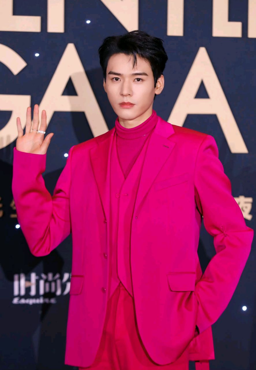 浪姐的"粉色大舞台"不禁又让我感叹龚俊这套lv"火龙果"真的超级难穿