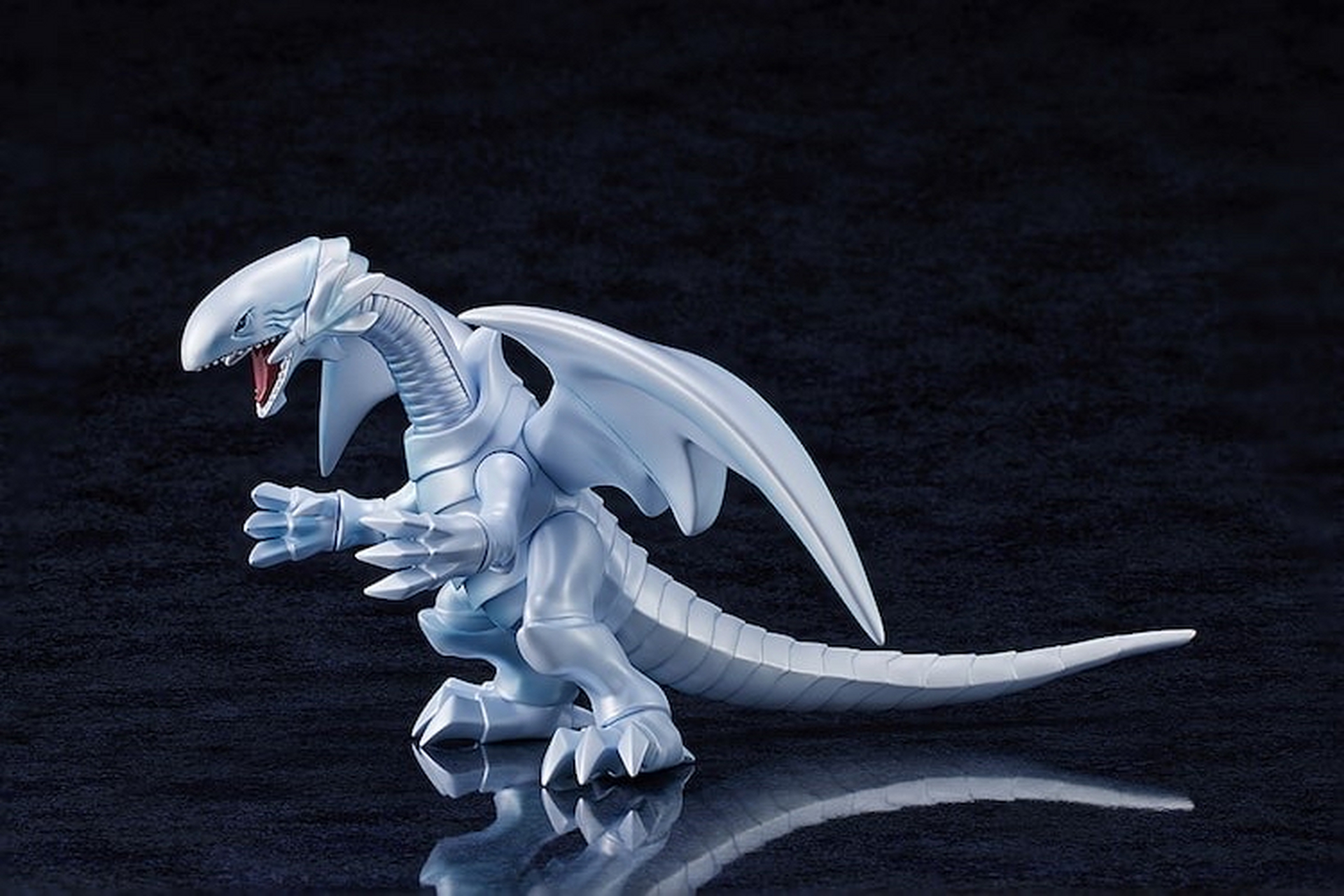 动漫# 超强怪物卡片"青眼白龙"立体化,高度13cm,全场20cm的模型,撕貂