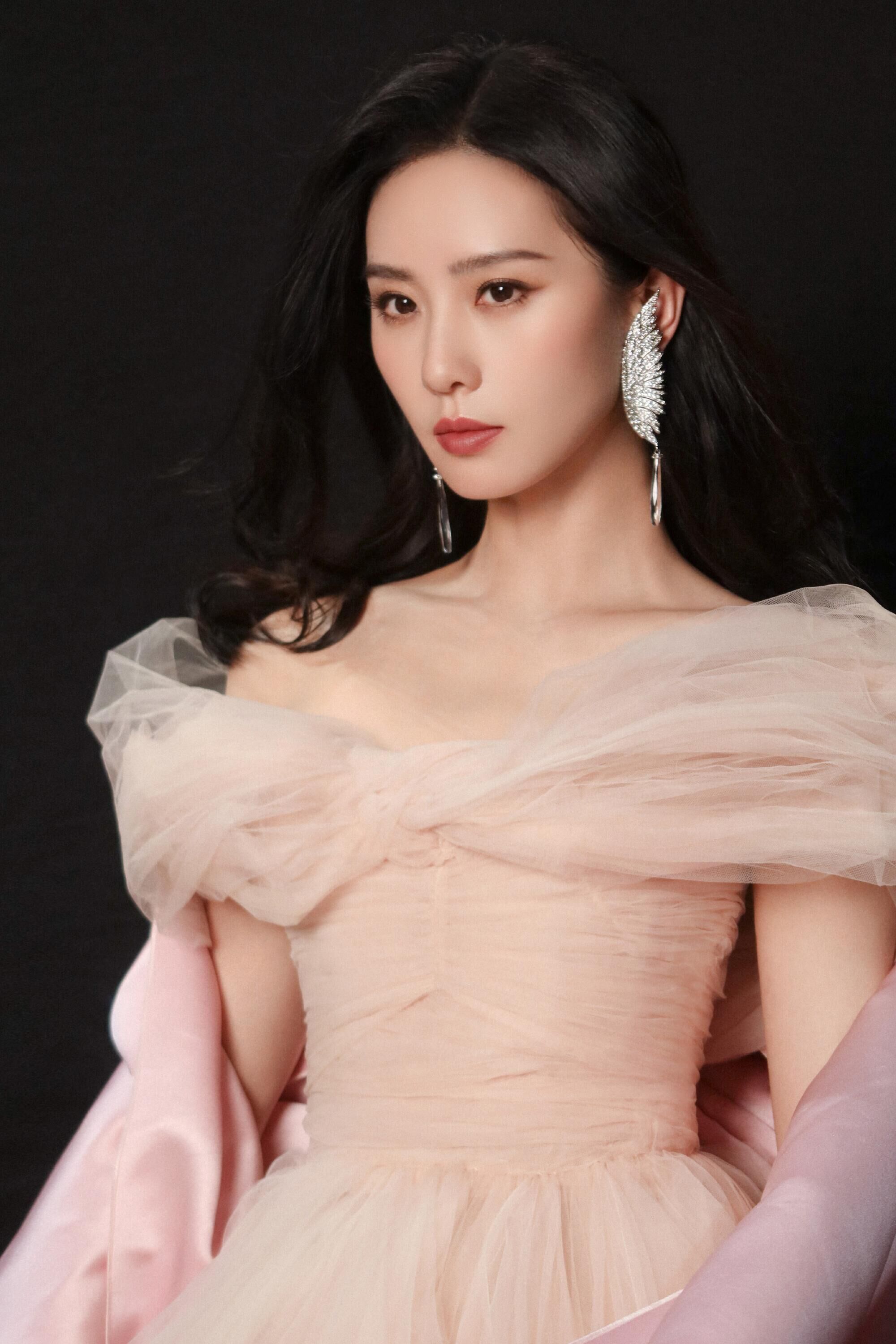 又被刘诗诗美到了,穿高定礼裙优雅且端庄,真好看