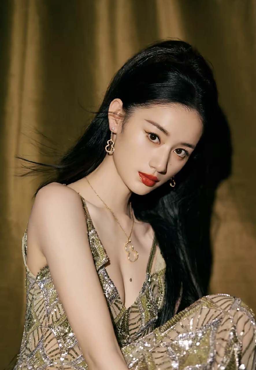 网友:郭晓婷写真,一袭镂空闪片吊带裙,高贵优雅,美丽迷人